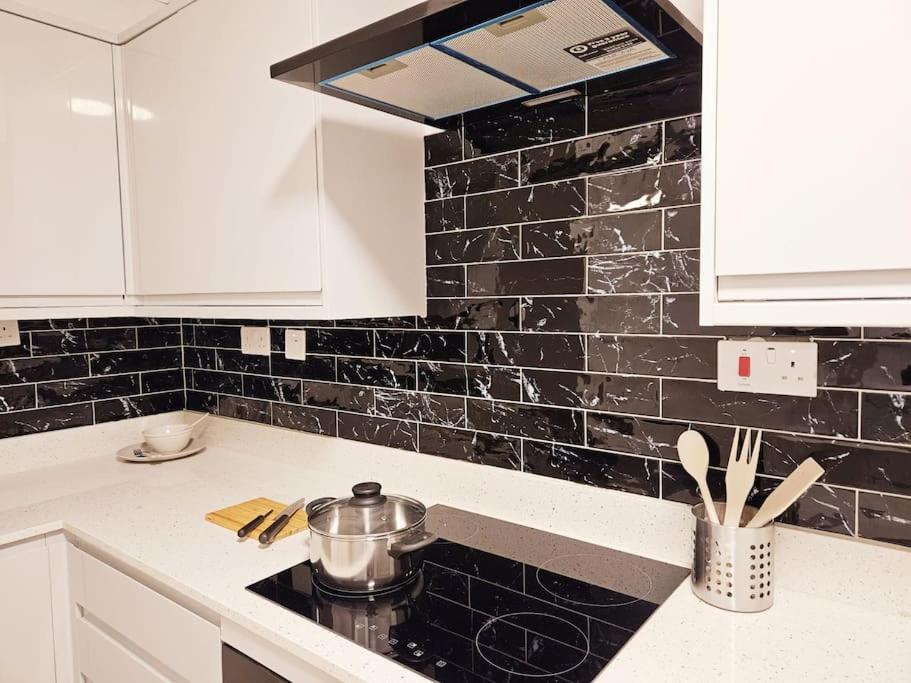 Wonderful Apartment In Wembley Londres Extérieur photo